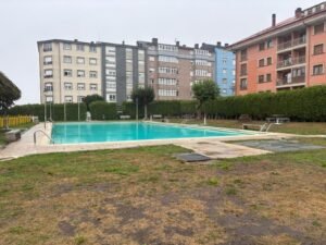 Santa Comba pecha a tempada de piscina entre críticas polo abandono das instalacións