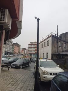 Avanza Santa Comba denuncia o estado de abandono dos accesos o campo do Carreiro e o perigo que supón unha farola cos cables o aire na contorna