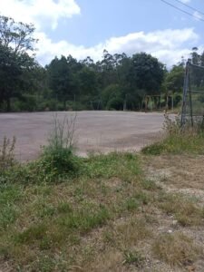 Denunciamos o abandono da pista de fútbol sala de Boaña, na parroquia de Castriz